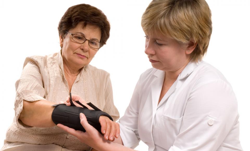shutterstock 19180762 1024x620 web health care doctor patient cast