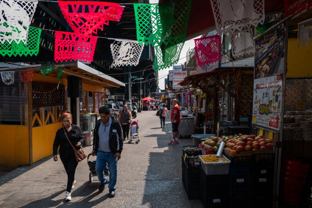 Photo, people walking on busy street