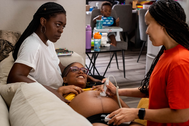 Midwife Angie Miller listens to the heartbeat of MyLin Stokes Kennedy’s baby at their home on June 29, 2021, in Fountain Valley, Calif. Developing a maternal health care workforce mainly comprising midwives could help the U.S. lower its maternal mortality rate to the level of other high-income countries. Photo: Sarah Reingewirtz/MediaNews Group/Los Angeles Daily News via Getty Images
