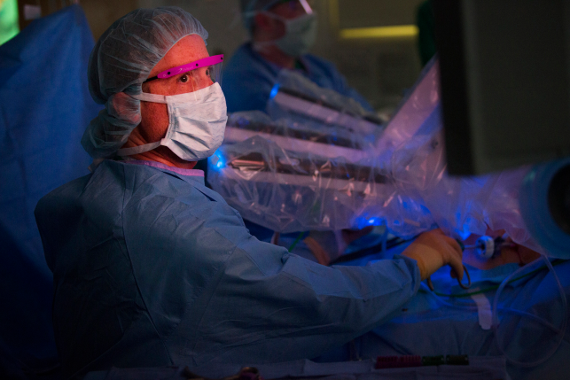 Photo, surgeon in mask