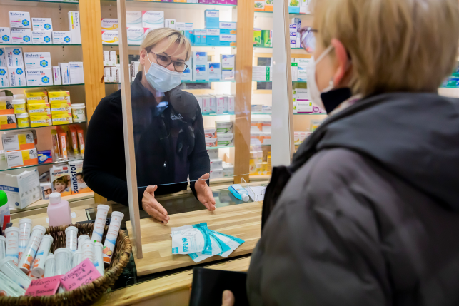 Doris Hölzl, pharmacist, gives FFP2 masks to a customer in a pharmacy in Berlin-Wilmersdorf as part of the free distribution of FFP2 masks to risk groups.