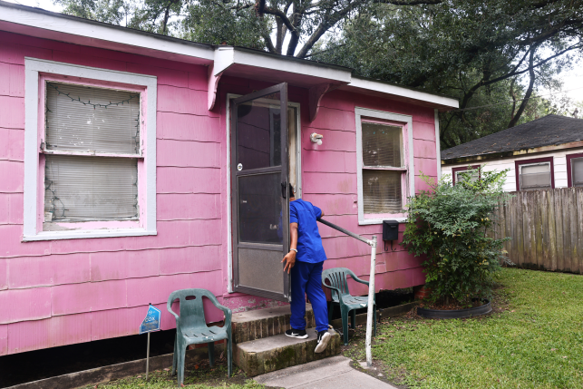 Missy Hastings checks on a resident in Baton Rouge, La., on August 17, 2021. Louisiana state Medicaid agencies are among those across the country seeking to advance racial health equity through contractual provisions in managed care agreements, such as for collecting, classifying, and reporting data by race and ethnicity. Photo: Mario Tama/Getty Images