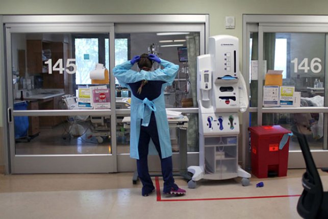 nurse watching patient hospitalized by COVID-19