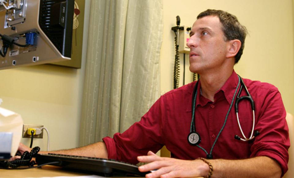 doclooksatcomputer 1024x620 web health care doctor hospital computer