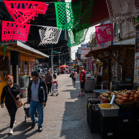 Photo, people walking on busy street