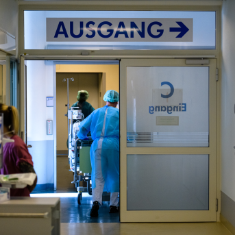 A doctor and nurses tend to a patient at University Hospital Leipzig on Nov. 18, 2021, in Leipzig, Germany. Germany spends less on health care per capita than the U.S., yet life expectancy at birth is nearly four years higher. Photo: Jens Schlueter/Getty Images