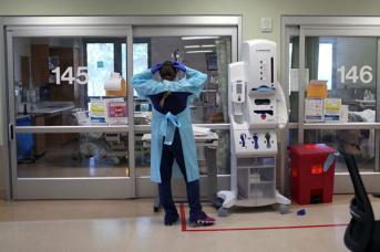 nurse watching patient hospitalized by COVID-19