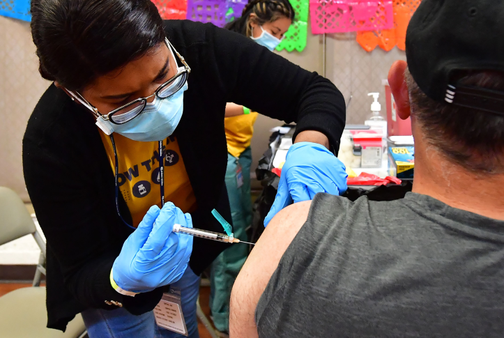 Registered Nurse Mariam Salaam administers the Pfizer booster shot at a Covid vaccination and testing site in Los Angeles on May 5, 2022. A fall booster vaccination campaign could drastically reduce Covid-19 deaths and hospitalizations this winter.