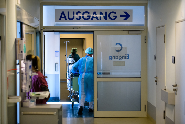 A doctor and nurses tend to a patient at University Hospital Leipzig on Nov. 18, 2021, in Leipzig, Germany. Germany spends less on health care per capita than the U.S., yet life expectancy at birth is nearly four years higher. Photo: Jens Schlueter/Getty Images