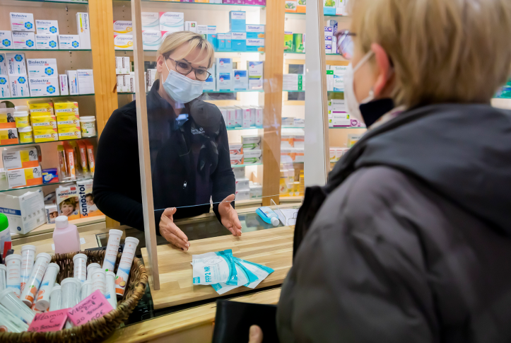 Doris Hölzl, pharmacist, gives FFP2 masks to a customer in a pharmacy in Berlin-Wilmersdorf as part of the free distribution of FFP2 masks to risk groups.