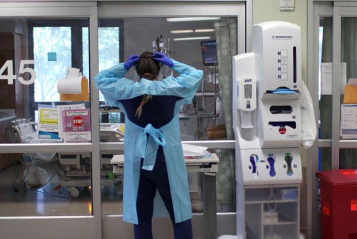 nurse watching patient hospitalized by COVID-19